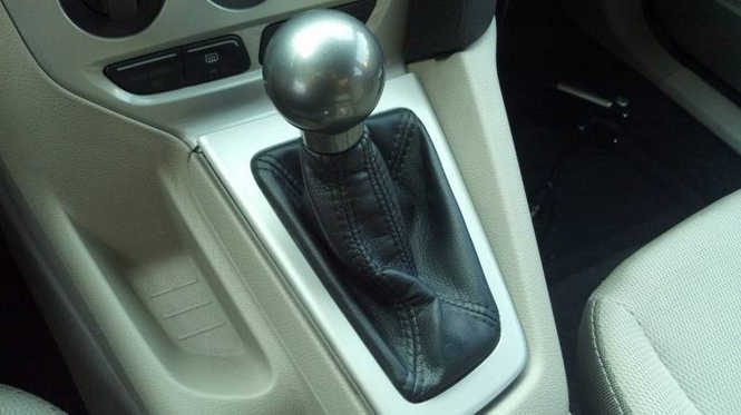 How to Install Ford Focus Anarchy Motive Shift Knob (15)