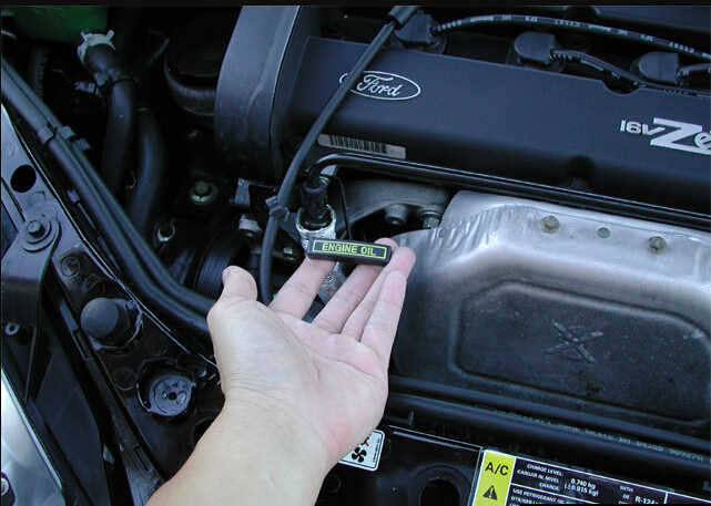 How to Check and Restore Ford Focus Engine Oil Level (1)