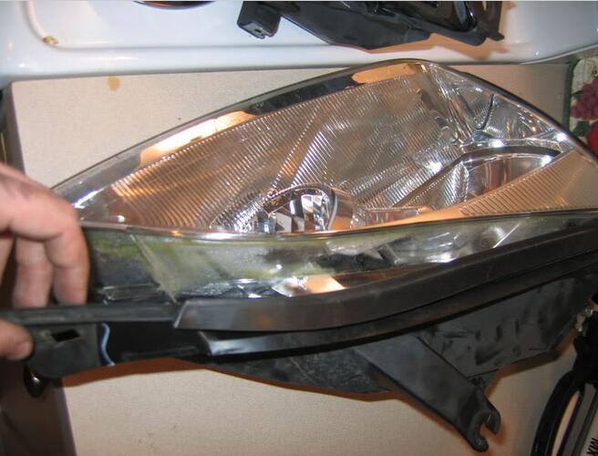 How to Paint Ford Focus 2005 Headlights by Yourself (7)