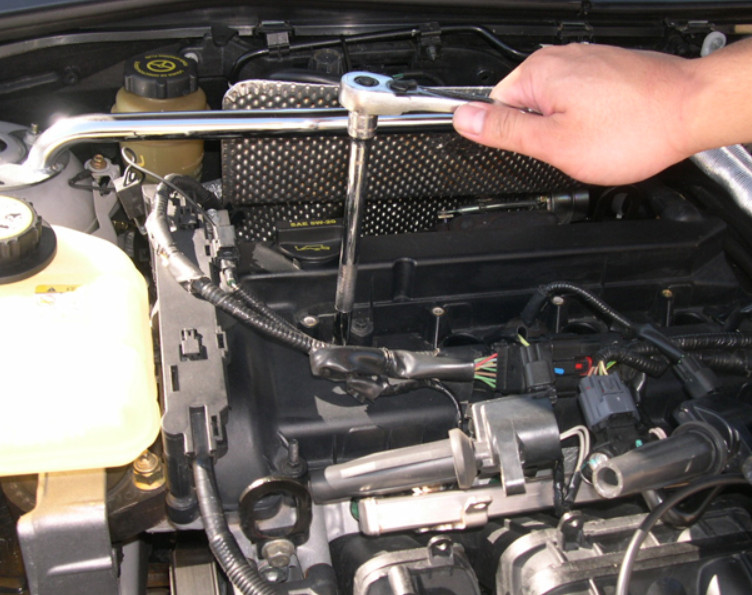 How to Remove Spark Plug for Ford Focus (5)